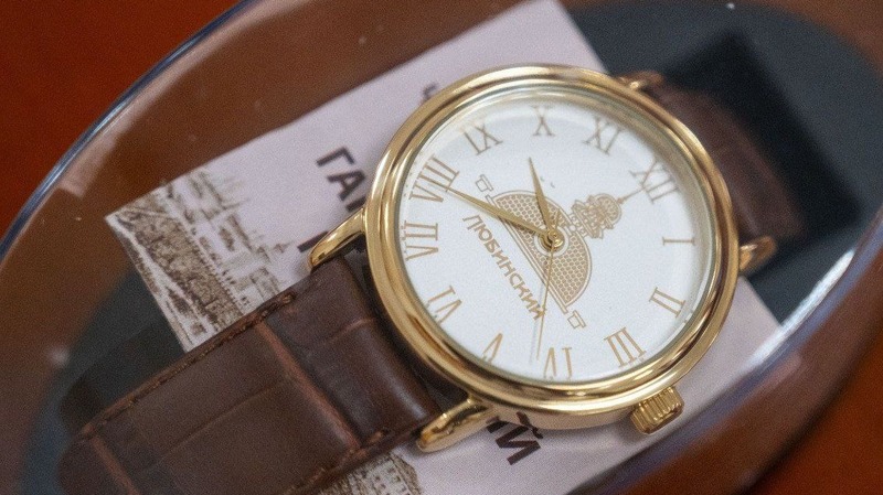 Наручные часы с изображением башни на Любинском выпустили в Омске