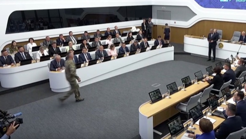 Радий Хабиров вручил участникам СВО государственные награды