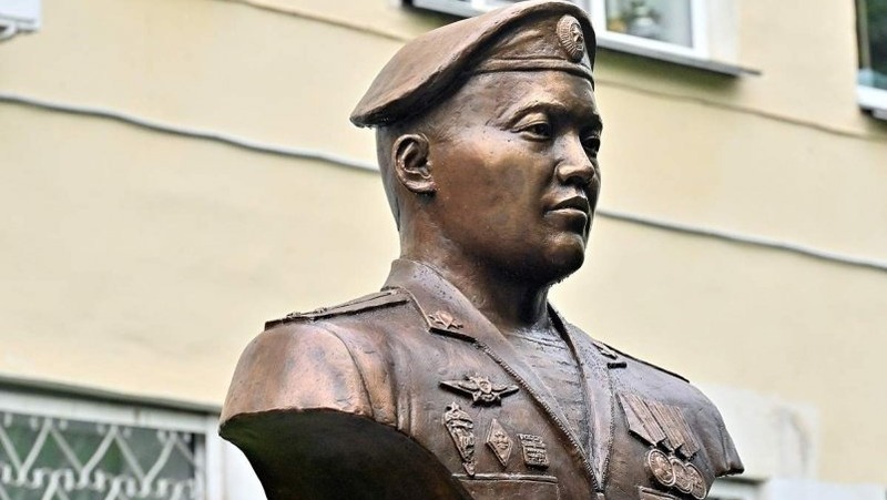 Памятник Герою России Эдуарду Норполову открыли в Хабаровске