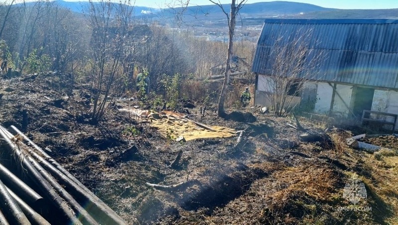 Пожар из-за печной золы тушили 30 человек в Магадане