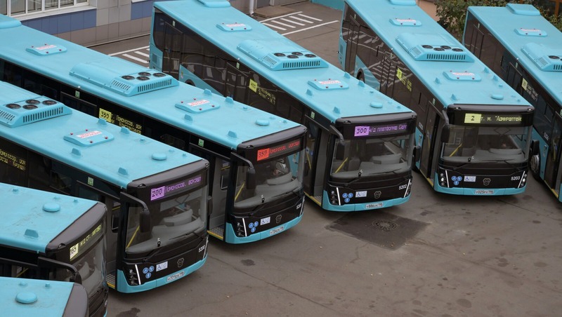 Более 700 единиц нового общественного транспорта поступили в 2025 году в Петербург