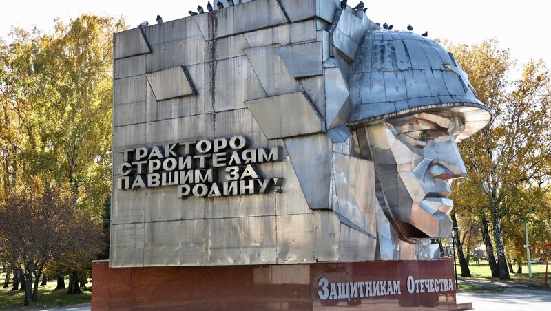 Мемориал погибшим тракторостроителям отреставрировали в челябинском Саду Победы