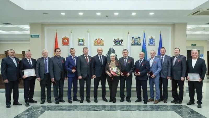 Полпред Жога вручил госнаграды уральским металлургам