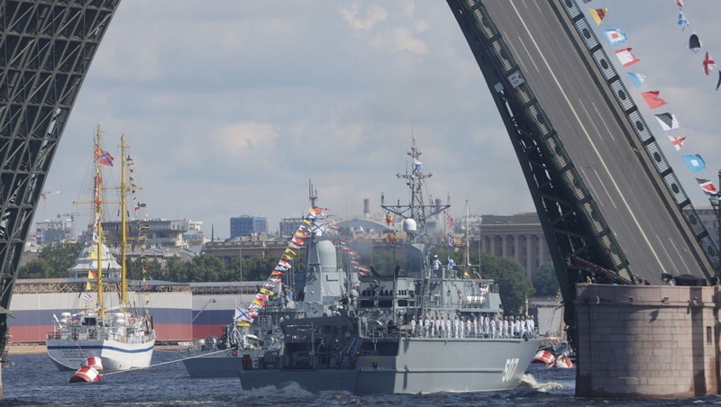 Праздничного салюта и парада ко дню ВМФ в Петербурге не будет