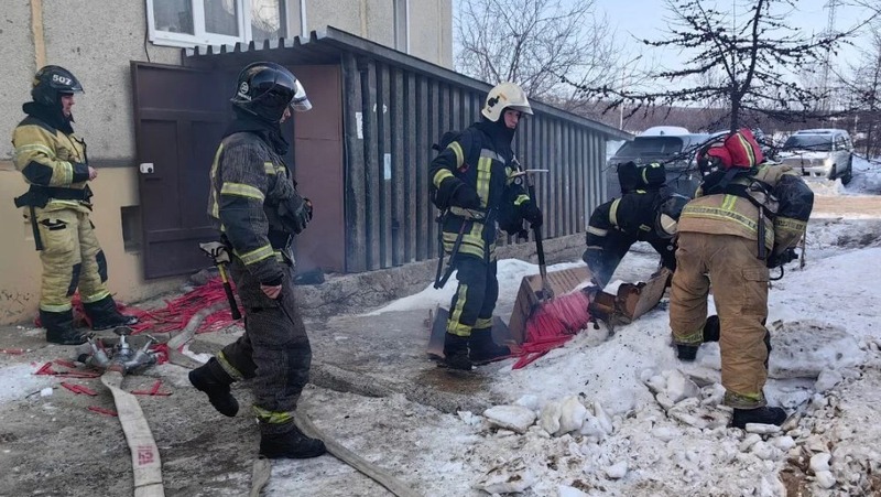 Подвал жилого дома загорелся сам собой в Магадане