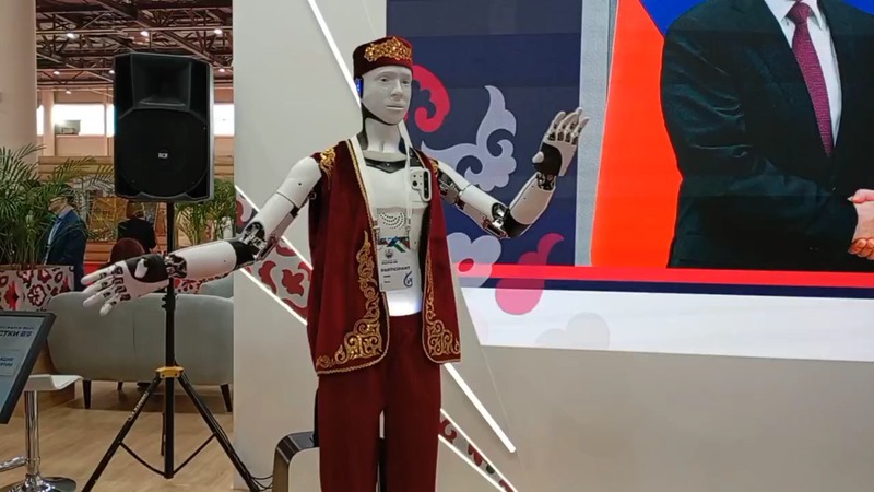Минниханов осмотрел выставку Russia China Expo на форуме РОСТКИ-2025