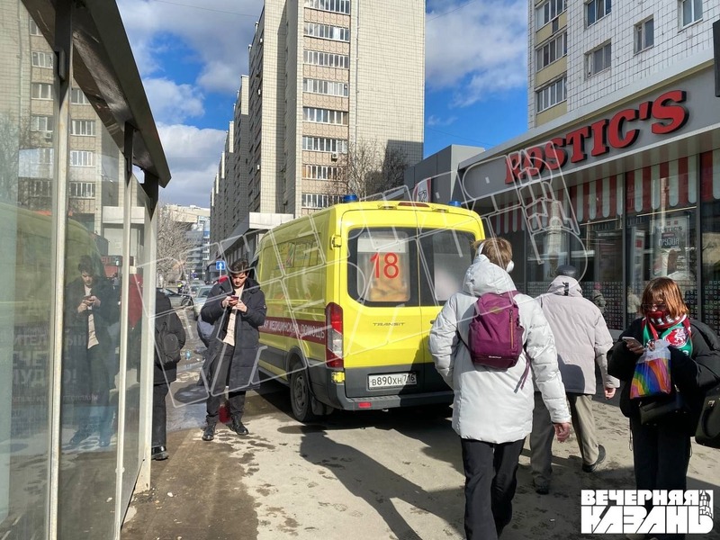 В казанских больницах остается шесть пострадавших в ДТП, в котором водитель такси въехал в остановку на улице Вишневского. Врачи оценивают их состояние как стабильное.
