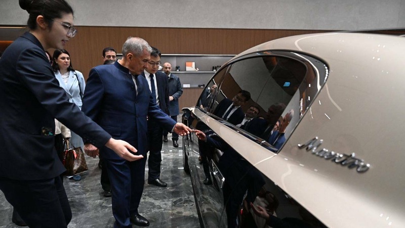 Минниханов протестировал новый автомобиль в Китае