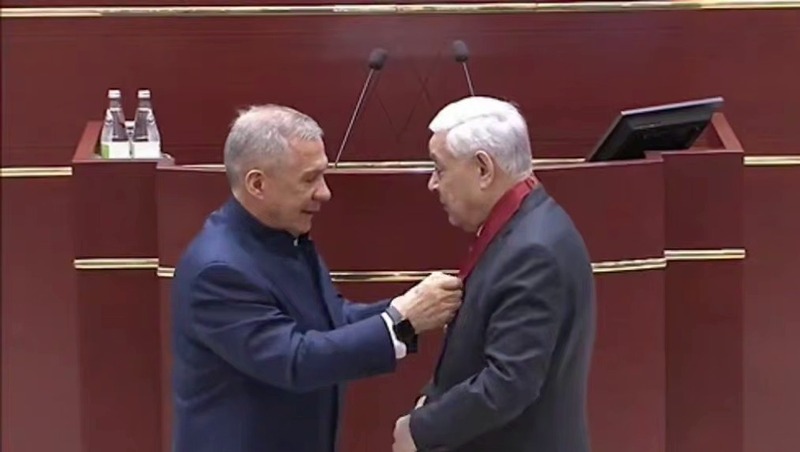 Минниханов вручил Мухаметшину орден «За заслуги перед Отечеством» II степени