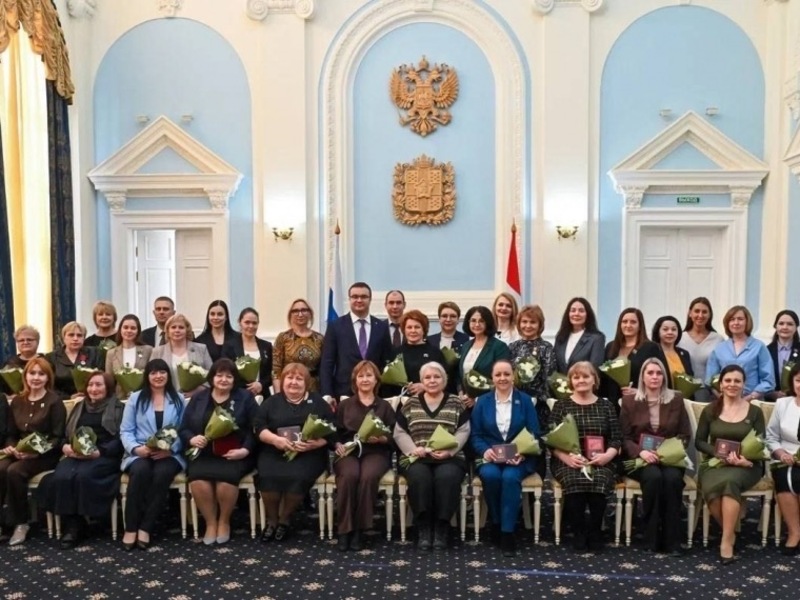 В.Хоценко наградил жительниц Омского региона в преддверии 8 Марта