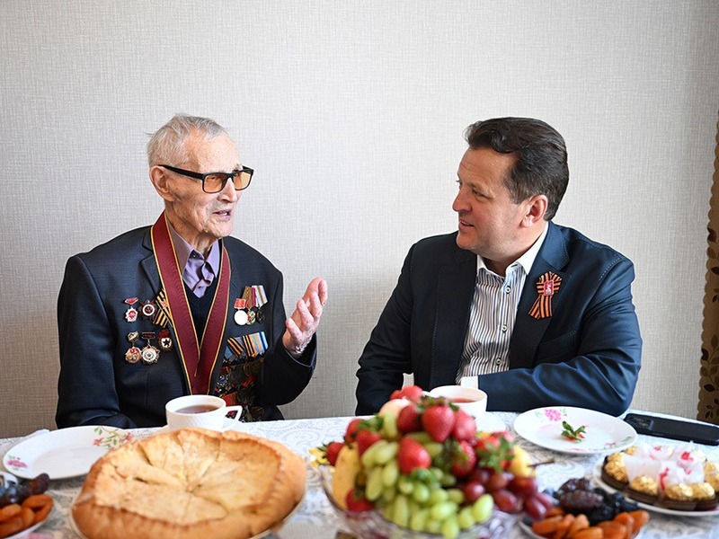 Метшин вручил знак «Почетный гражданин Казани» 99-летнему ветерану