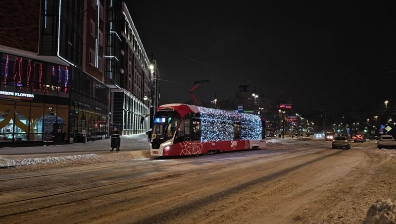 Украшенные к Новому году трамваи вышли на линию в Перми