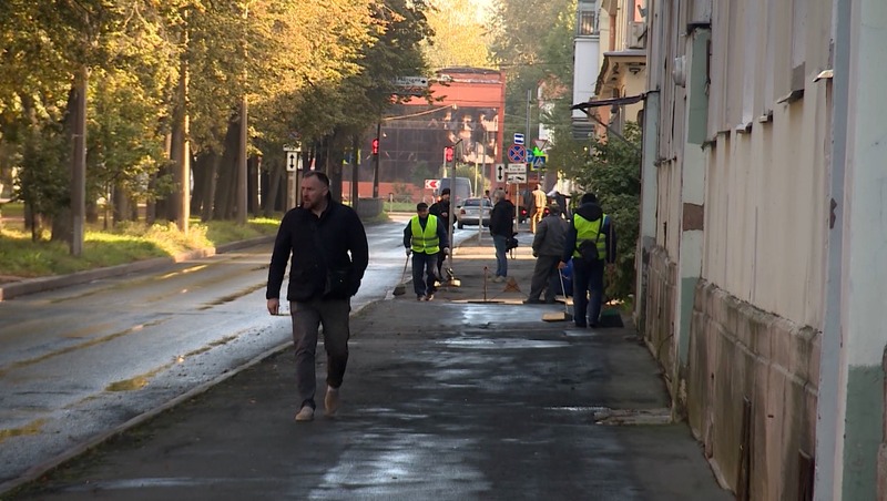Специалисты обрабатывают дороги против гололёда в Петербурге