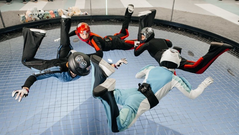 Магаданские парашютисты вошли в состав национальной сборной России В довольно непростых дисциплинах    Фото: опубликовано комитетом по физической культуре, спорту и туризму мэрии Магадана  По итогам спортивного сезона 2025 года восемь воспитанников магаданской Спортивной парашютной школы вошли в состав национальной сборной, сообщают в комитете по физической культуре, спорту и туризму мэрии Магадана.  Среди них в дисциплине парашютный спорт (атлетическое многоборье): мастера спорта Никита и Глеб Герасимовы, Андрей Гилязов и Маргарита Тополенко. Спортсмены соревнуются сразу в 3 упражнениях: прыжки с парашютом на точность приземления, плавание 100 метров вольным стилем, кросс по 1500 или 3000 метров для женщин и мужчин.  В дисциплине «аэротруба – акробатика групповая – 4» отличились Артур Винокуров, Роман Малыгин, Софья Шишкина и Софья Нестерова. В этой дисциплине спортсмены соревнуются в аэродинамической трубе на скорость и точность перестроений заданной жеребьевкой последовательности блоков и фигур. Все это делают группой из 4 человек, находясь при этом в потоке воздуха на скорости около 200 километров в час.  За подготовку спортсменов отвечают опытные наставники: Татьяна Герасимова, Евгений Игнатенко, Дмитрий Кабалин, Сергей и Светлана Калугины. Спортсменов и тренеров парашютной школы поздравляют в руководстве города и области.