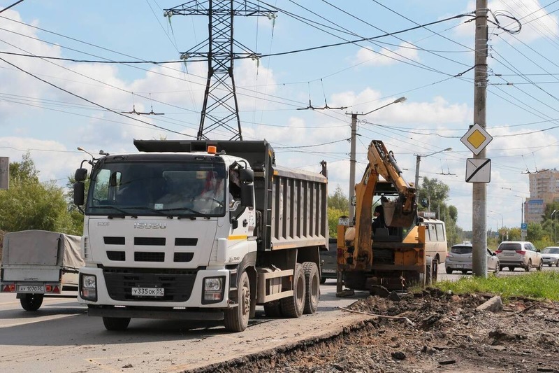 Омский городской Совет рассмотрел проект реконструкции улицы Маяковского стоимостью свыше 1 млрд рублей. Улица будет расширена до четырех полос, но реализация проекта осложняется земельными спорами и бюрократическими процедурами.