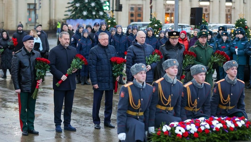 Беглов возложил цветы к обелиску «Городу-Герою Ленинграду» в День Героев Отечества
