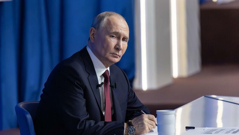 В.Путин заявил о необходимости разработать модель регулирования ИИ в России