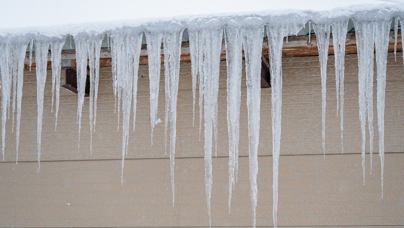 Мэрия Магадана предупреждает горожан об опасности схода снега и льда с крыш