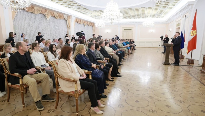 Текслер наградил многодетных женщин Челябинской области в преддверии Дня матери