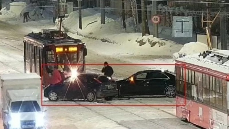 2 автомобиля столкнулись на трамвайных путях в Перми