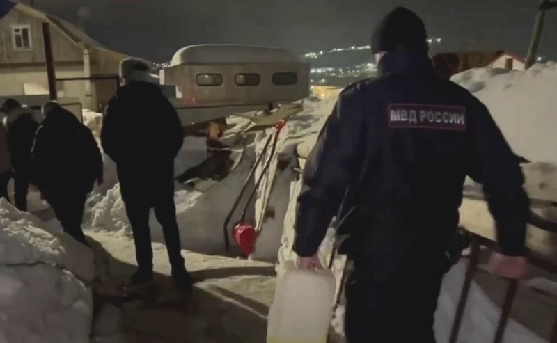 Полицейские убедили магаданца не сжигать себя вместе с домом из-за ссоры с женой