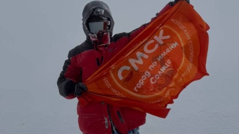 Омич установил флаг города на вершине Эльбруса