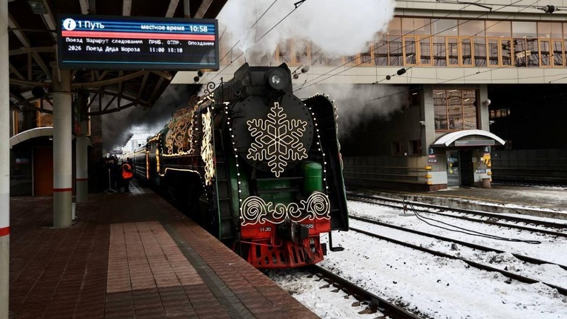Праздничное представление устроили в честь прибытия Поезда Деда Мороза в Челябинск