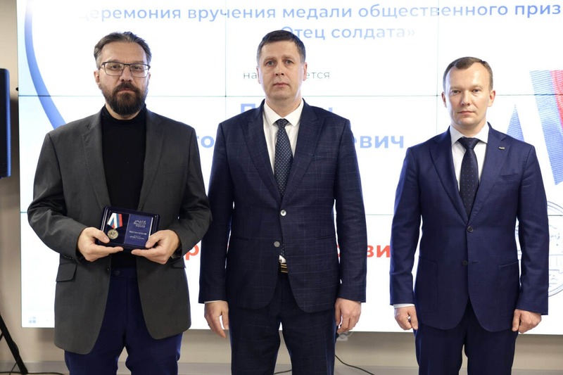 Семи нижегородцам вручили медали «Отец солдата»