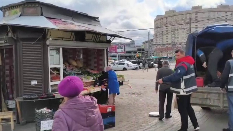 Незаконный киоск демонтировали у станции «Комендантский проспект»