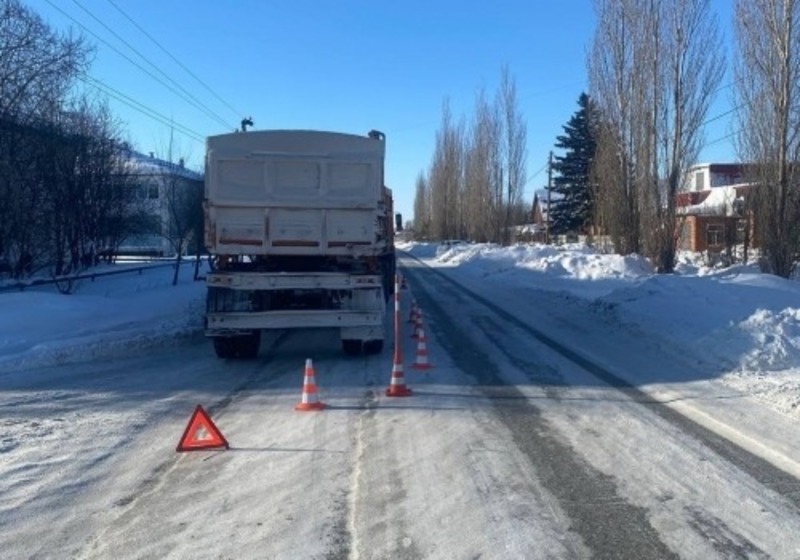 Под Омском КамАЗ сбил девушку