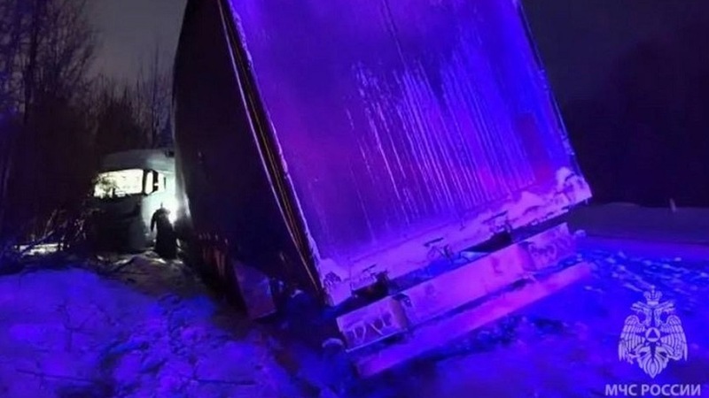 В ЕАО спасли водителя фуры после аварии