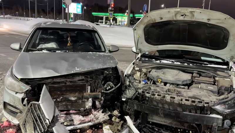 2 иномарки столкнулись на перекрестке в Казани