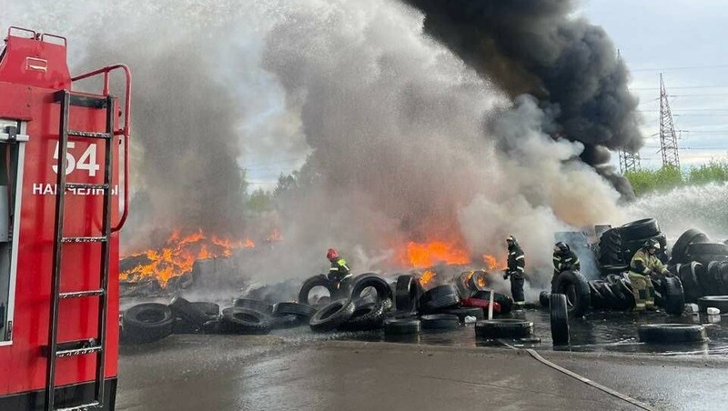 В Челнах на территории предприятия загорелись покрышки