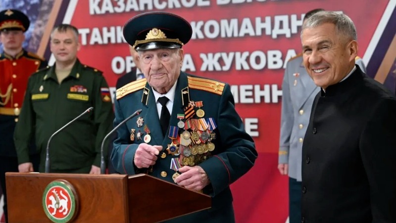 Минниханов вручил орден «Дуслык» ветерану Комлеву к его 100-летнему юбилею