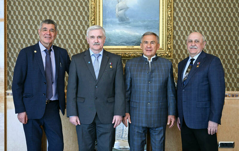 Минниханов пообщался с летчиками-космонавтами в Татарстане