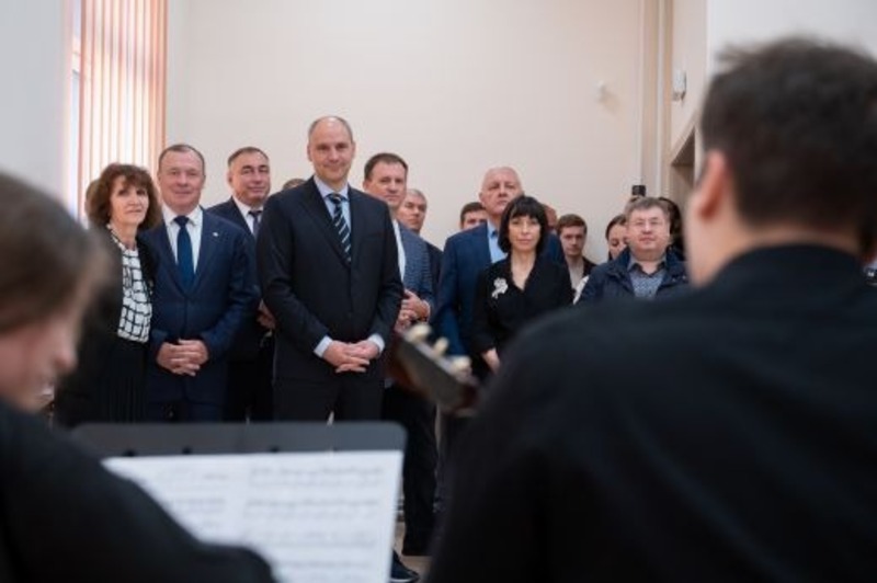 Паслер открыл первую в регионе детскую музыкальную школу с электронным органом