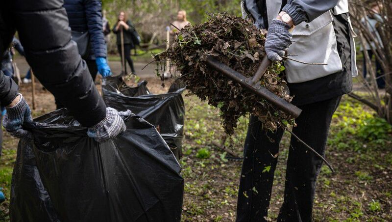 Метлы в руки: более 9 тысяч горожан вышли на весеннюю уборку уральской столицы