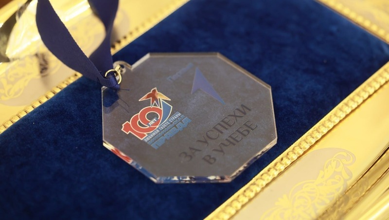 Текслер наградил 41 школьника за успехи в учёбе в Челябинске