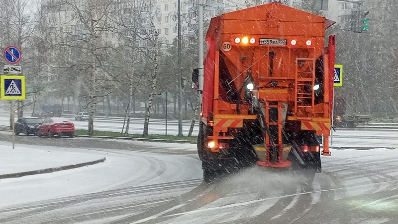 Более 170 единиц техники привлекли для уборки первого снега в Уфе