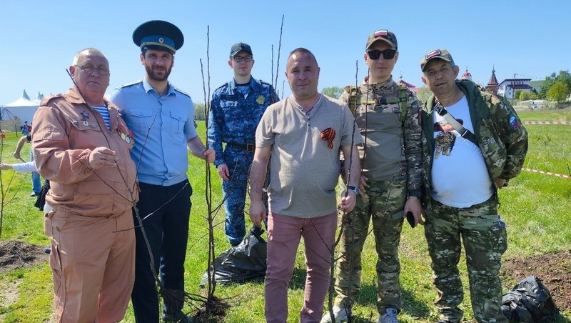 Члены Совета ветеранов СВО Самары вместе со школьниками высадили 80 яблонь