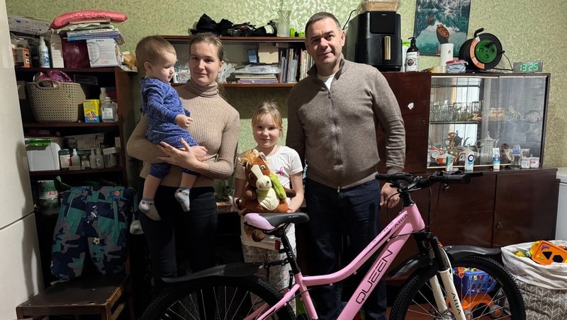 Текслер подарил велосипед девочке из Ясиноватой в рамках акции «Ёлка желаний»