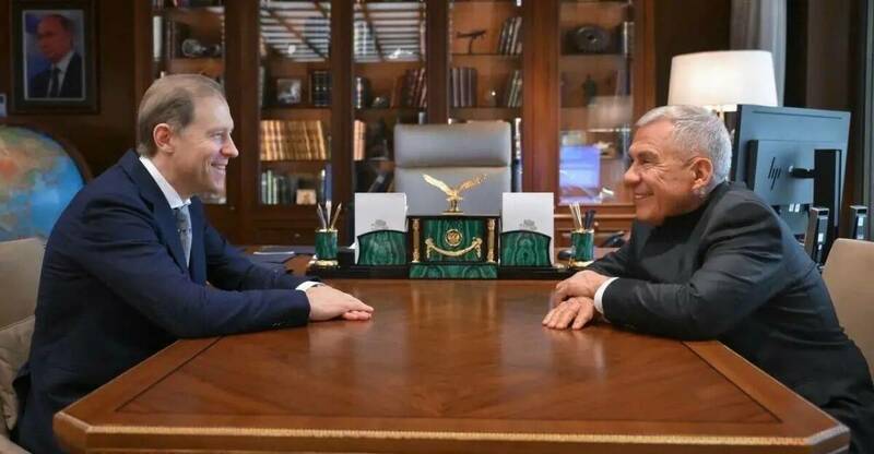 Минниханов провёл рабочую встречу с первым вице-премьером РФ Д. Мантуровым в Москве