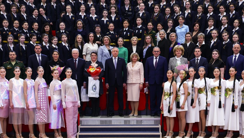 Беглов наградил воспитанниц и сотрудниц Петербургского пансиона Минобороны в преддверии 8 Марта