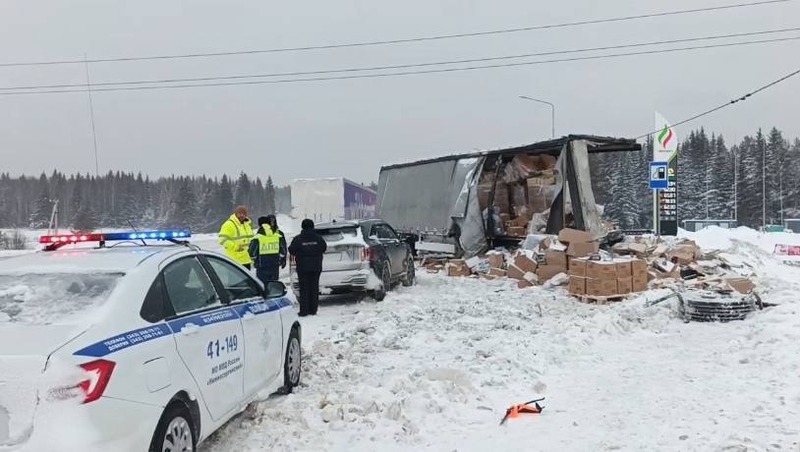 6 грузовиков столкнулись на трассе «Пермь-Екатеринбург»