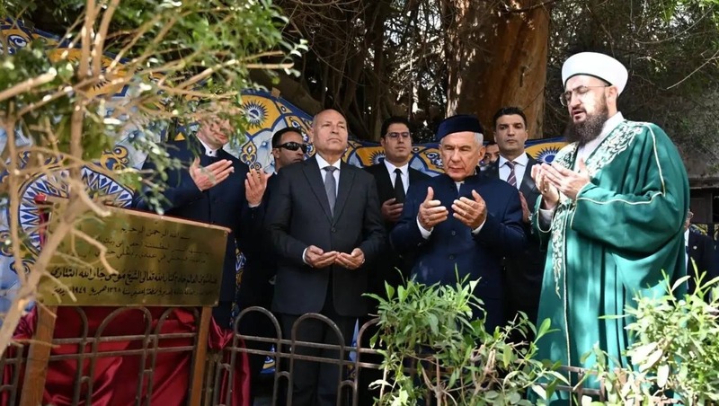 Минниханов побывал на могиле татарского философа в Каирском некрополе