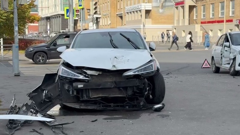 Такси и арендованный Hyundai столкнулись в центре Казани