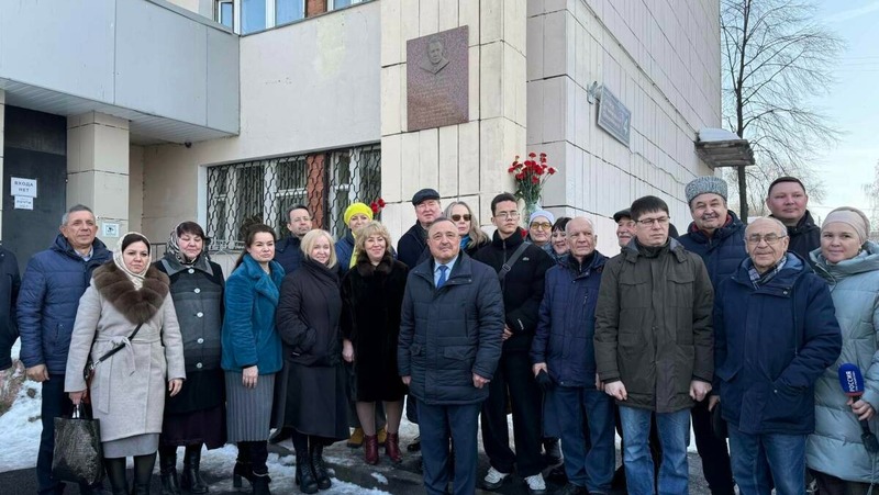 Церемония возложения цветов к мемориальной доске Флорида Агзамова состоялась в Казани