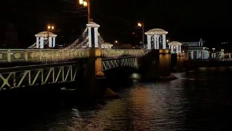 Светомузыкальное шоу на Дворцовом и Троицком мостах будет проходить в январе в Петербурге
