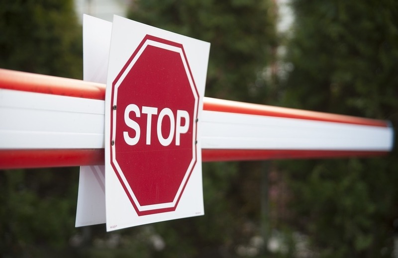 Движение возле ТЦ в Воронеже временно перекрыли из-за коммунальной аварии