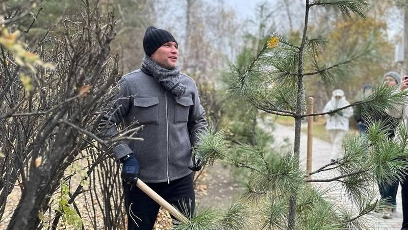 Экс-чемпион мира по боксу Григорий Дрозд высадил кедр в парке Пласта